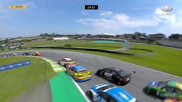 QUE IMAGEM! O carro de Rafael Suzuki pegou fogo durante a corrida da Stock Car e o comissário Paulo Roberto correu atrás para tentar segurar o veículo. VEJA! #ShowdoEsporte