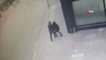 Son dakika haberi... Sözleşmeli erin kadın polisi sokak ortasında bıçaklaması güvenlik kamerasında