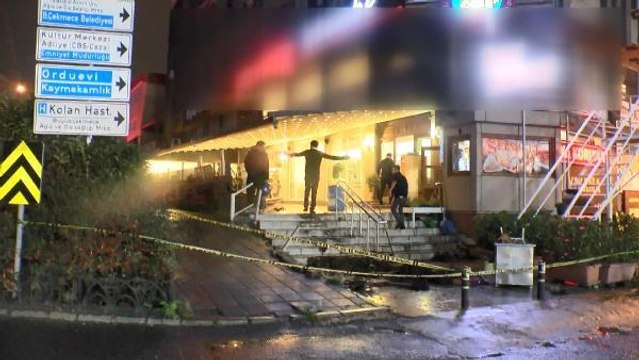 Büyükçekmece'de otomobil restorana daldı, 2 bekçi yaralandı