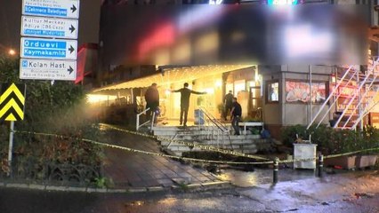 Büyükçekmece'de otomobil restorana daldı, 2 bekçi yaralandı