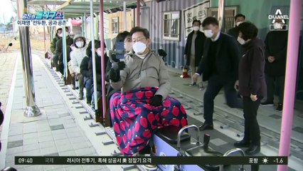 꼬마열차 탄 이재명 부부, 후보교체론 언급…왜?