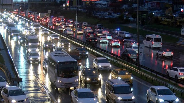 İstanbul’da yağmur trafiği vurdu, yoğunluk yüzde 60’ı gördü