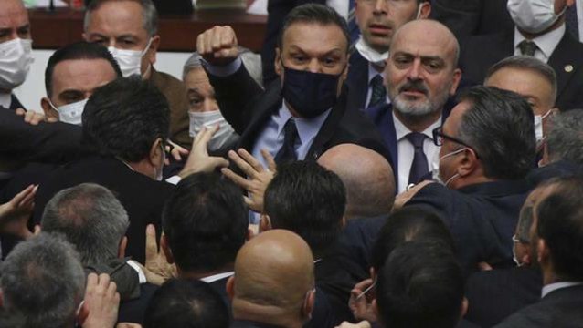 Yumruğunu kaldırdığı fotoğrafla gündem olan AK Partili Alpay Özalan: İstedikleri kadar linç etsinler, geri dönmem