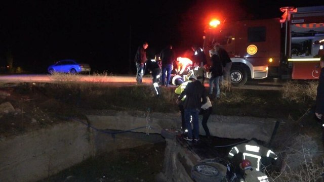 Kontrolden çıkan otomobil dereye uçtu