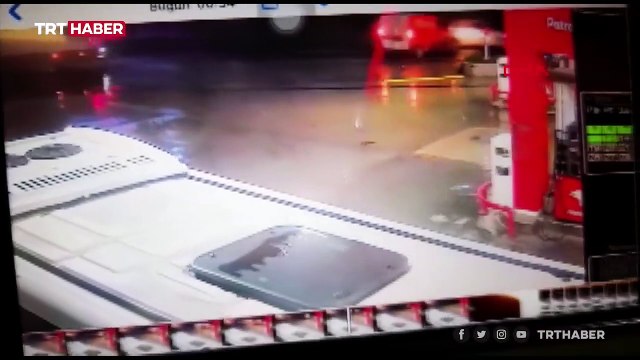 Büyükçekmece'de otomobil restorana daldı