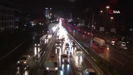İstanbul'da yağmur trafiği vurdu, yoğunluk yüzde 60'ı gördü