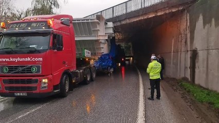 TIR KÖPRÜNÜN ALTINA SIKIŞTI, D-100 ULAŞIMA KAPANDI