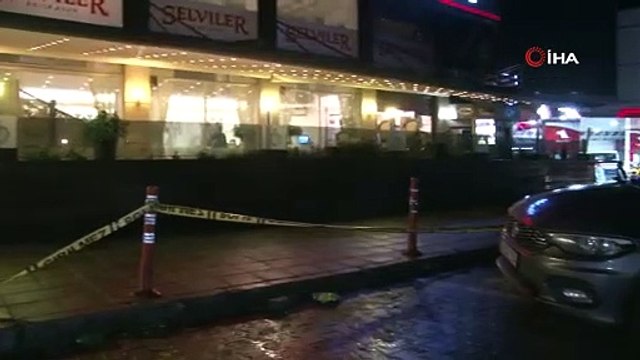 Büyükçekmece'de alkollü sürücü restorana daldı, ortalık savaş alanına karıştı