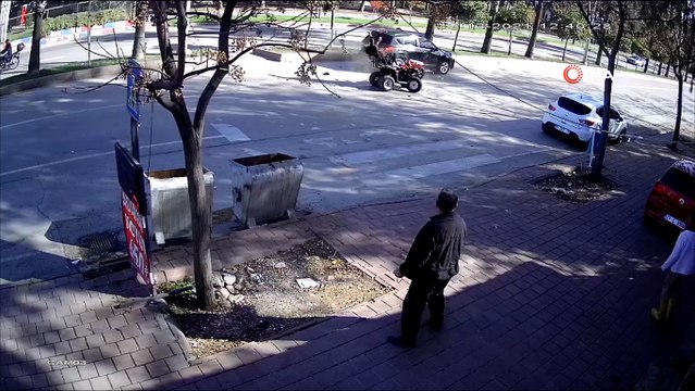Otomobil ile ATV’nin çarpıştığı kaza kamerada