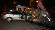 Alkollü sürücünün kullandığı minibüs ile otomobil çarpıştı: 4 yaralı