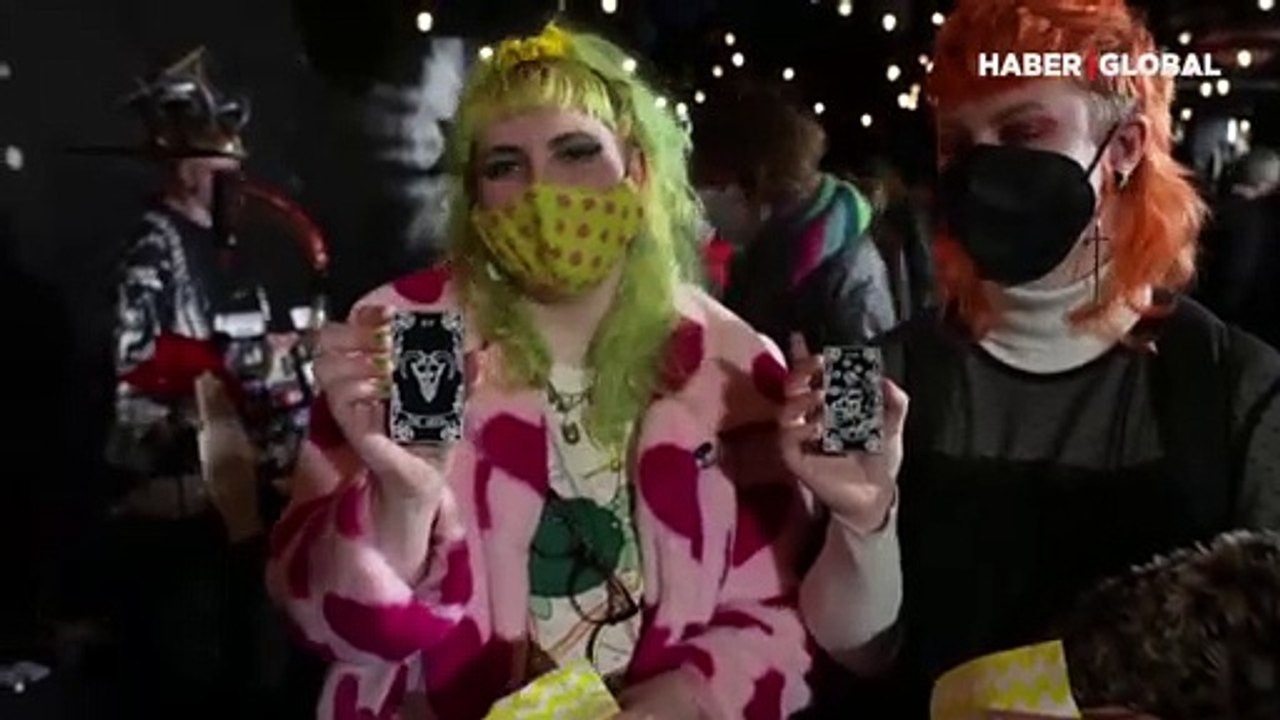 Londra'da 'anti-noel' pazarı kuruldu: İnsan dişi ve tarot kartları satışta