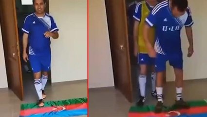 Skandal görüntü! Ermeni futbolcular sahaya Azerbaycan bayrağına basarak çıktı