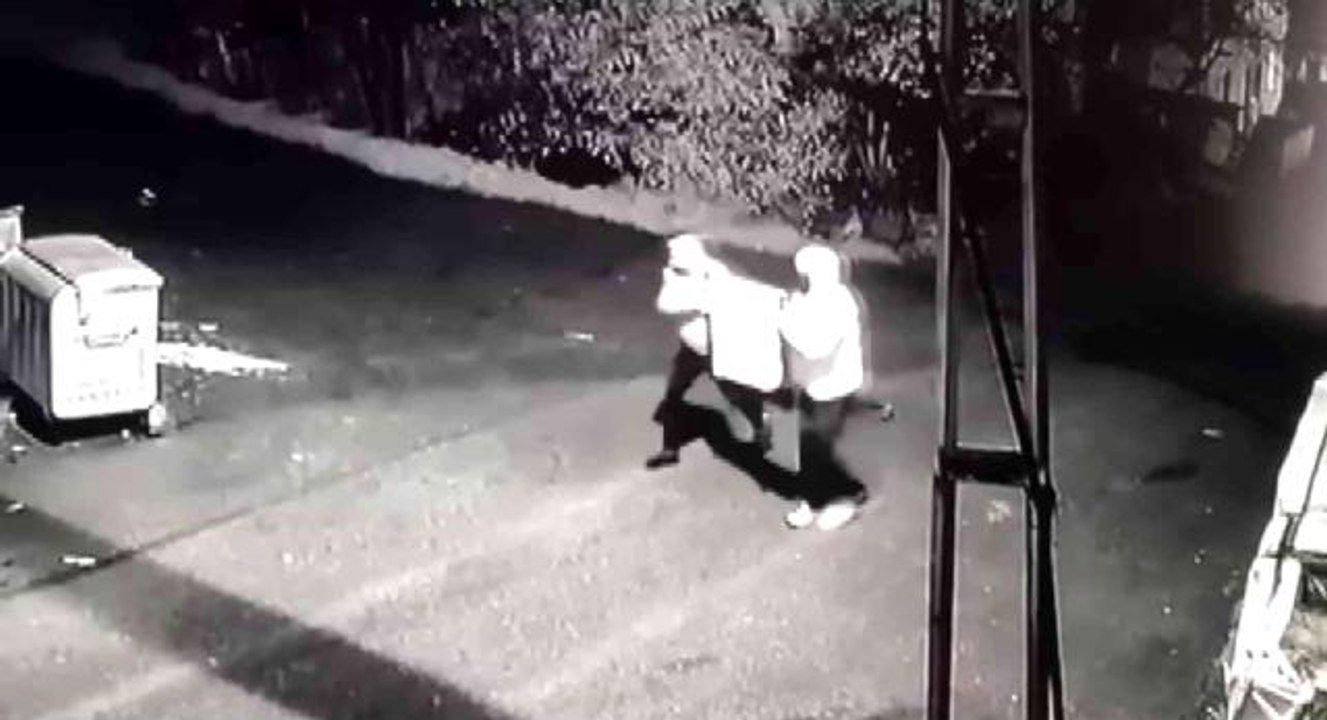 Son dakika! Evden çaldıkları televizyonu battaniyeyle örtüp götürdüler...O anlar kamerada