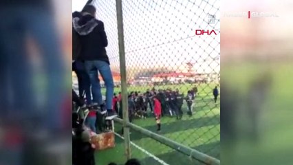 Ağrı'da sahaya giren taraftarlar hakeme saldırdı!