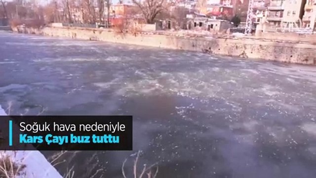 Soğuk hava nedeniyle Kars Çayı buz tuttu