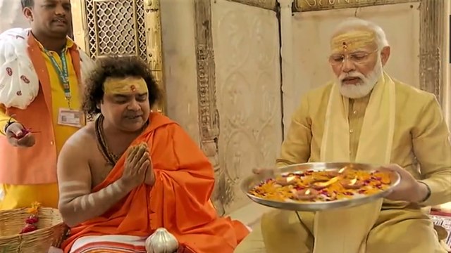 PM offers prayer to Lord Shiva in Kashi Vishwanath temple
