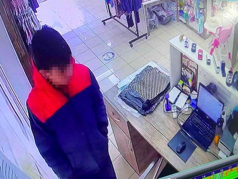 Parmak izi bırakmamak için eldiven giyen çocuk hırsız güvenlik kamerasını hesaba katmadı