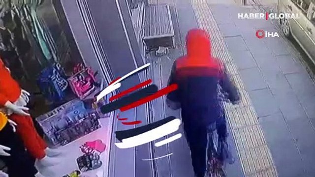 Bilecik'te parmak izi kalmasın diye eldiven giyen çocuk yaştaki hırsız kameraları hesaba katmadı