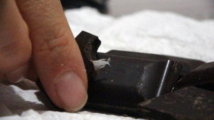 Çanakkale'de ısırdığı çikolatanın içerisinden poşet çıktı
