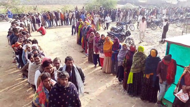 कतारों में टूटा सब्र तो दुकान में जा घुसे किसान, पुलिस ने खदेड़ कर बाहर किया। देखे वीडियो