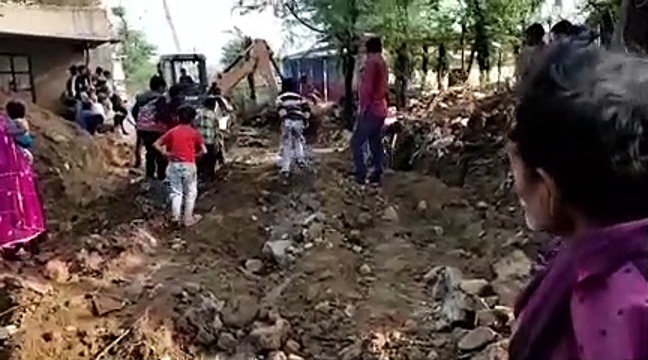 पीपल्दा थाग गांव में वर्षों से आम रास्ते पर हो रहा अतिक्रमण हटाया। देखे वीडियो