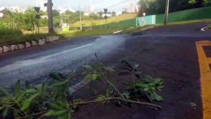 Motociclista fica ferido ao sofrer queda de moto na rotatória do Lago Municipal