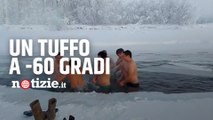 Russia, tuffo nel lago gelido in mezzo ai ghiacci a -60 gradi: il video della folle impresa