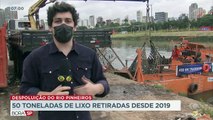 O projeto para despoluir o Rio Pinheiros começou há dois anos. Além da retirada de lixo, prefeitura e governo do estado trabalham para evitar o despejo de esgoto e investem na revitalização das margens do rio.