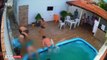 A menina de treze anos que ficou presa no ralo da piscina no Piauí, chegou a ficar dois minutos presa embaixo d'água. O cabelo precisou ser cortado com uma faca. Esse tipo de acidente acontece com mais frequência do que se imagina.