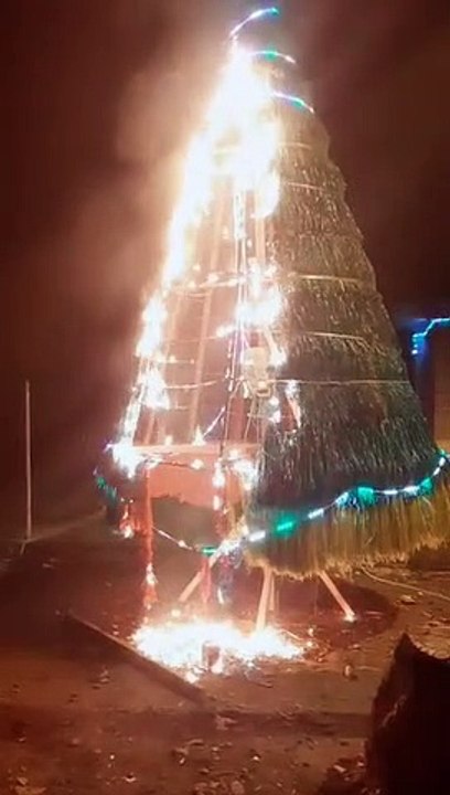 Pohon natal terbakar