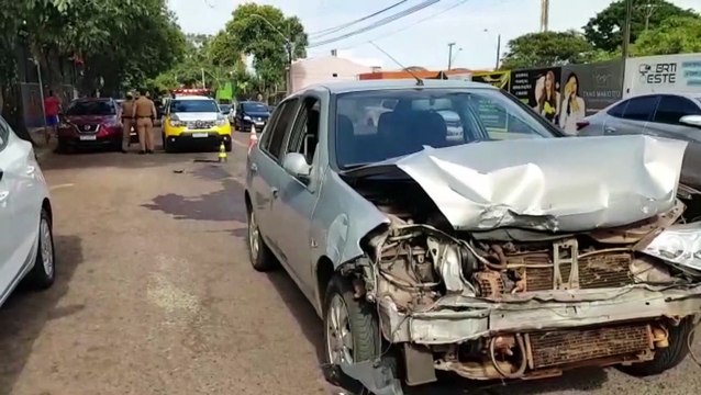 Carro bate contra outros três veículos na Rua Recife, em Cascavel