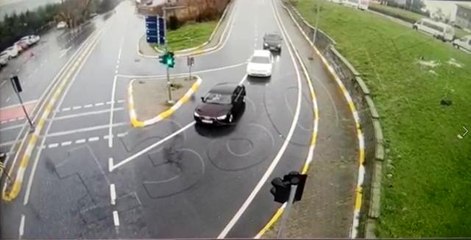 Kırmızı ışıkta geçen kamyonetin otomobile çarpma anı kamerada