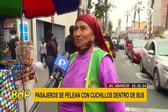 Dos sujetos se enfrentan con cuchillos dentro de un bus de transporte público