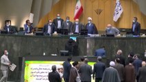 الرئيس الإيراني يقدم ميزانية الحكومة إلى البرلمان الإيراني