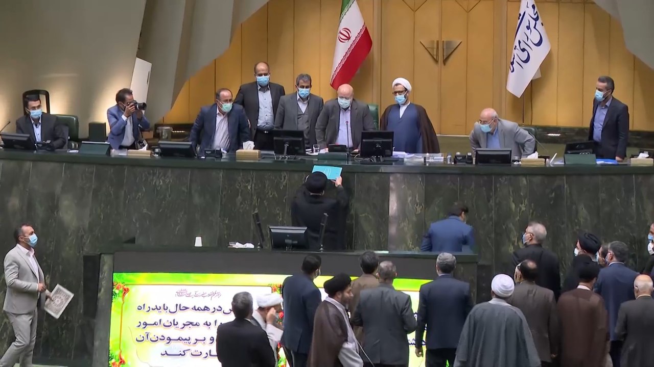الرئيس الإيراني يقدم ميزانية الحكومة إلى البرلمان الإيراني