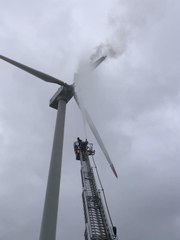 RÜZGAR ENERJİ SANTRALİNE YILDIRIM DÜŞTÜ, PERVANESİ ALEV ALDI