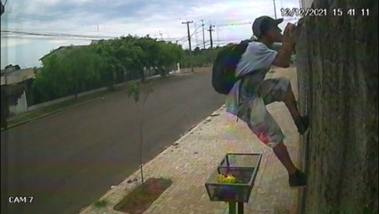 Homem pula muro de empresa para furtar bicos das mangueiras de incêndio