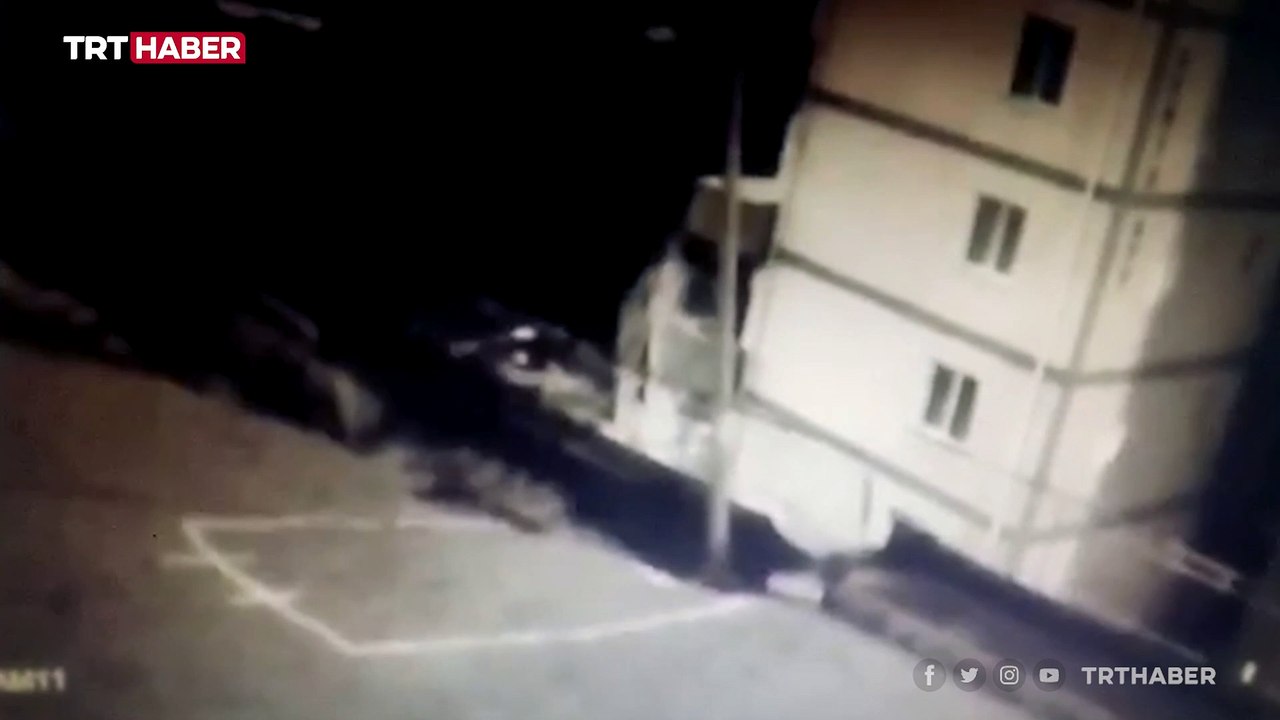 İzmir'de istinat duvarının çökme anı kamerada