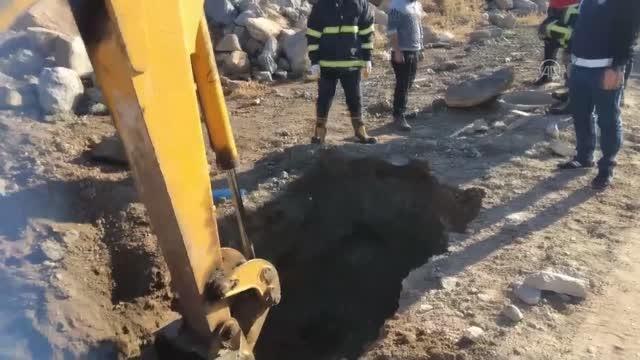 ŞANLIURFA - Kanalizasyon borusuna sıkışan köpek yavrusunu itfaiye kurtardı