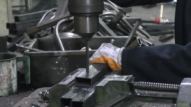 Kadın öğretmen yaptığı kaynakla erkeklere taş çıkarıyor