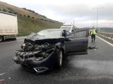 Kuzey Marmara Otoyolunda otomobil hafif ticari araca arkadan çarptı, 2 kişi yaralandı