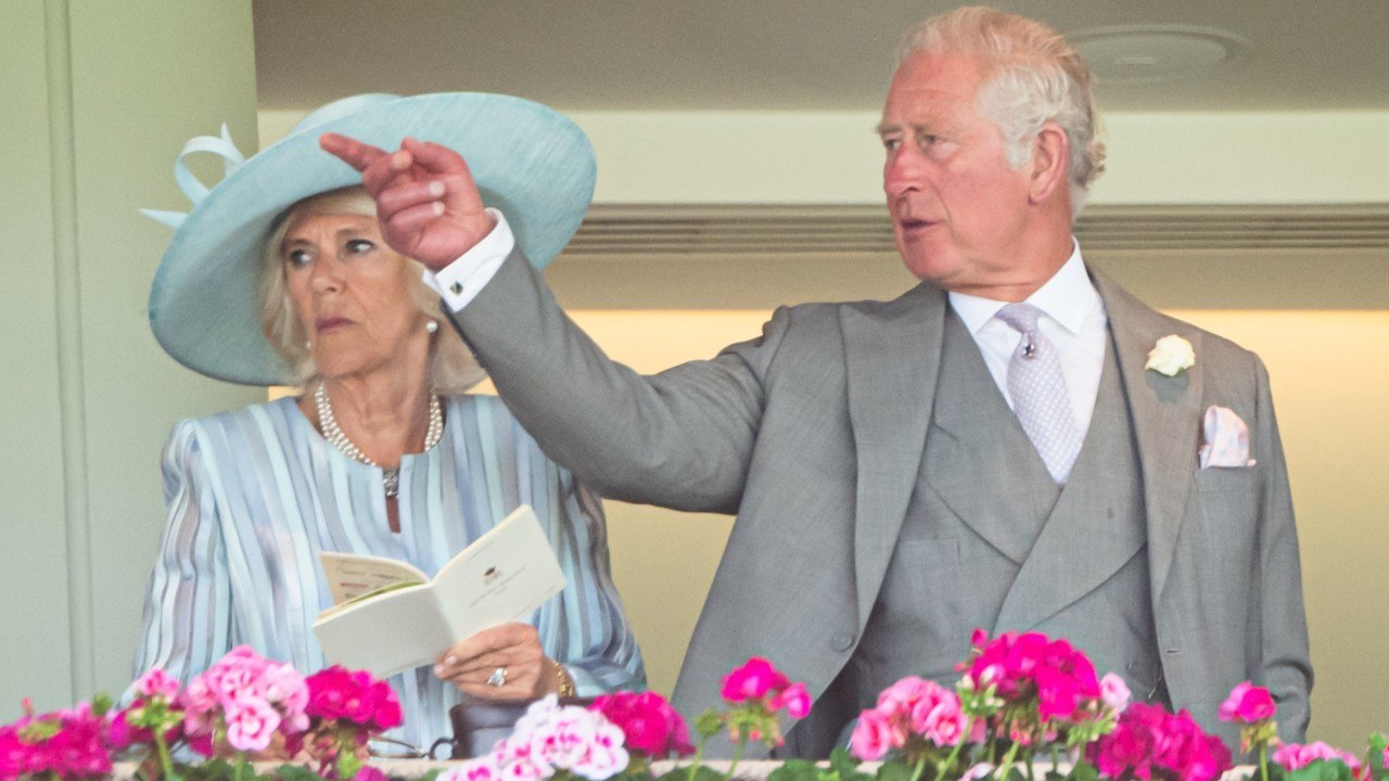 VOICI : Prince Charles et Camilla Parker-Bowles : ce détail de leur carte de voeux qui séduit les internautes (1)