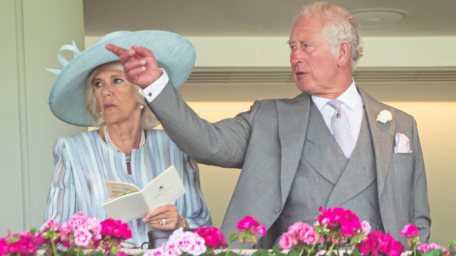 VOICI : Prince Charles et Camilla Parker-Bowles : ce détail de leur carte de voeux qui séduit les internautes