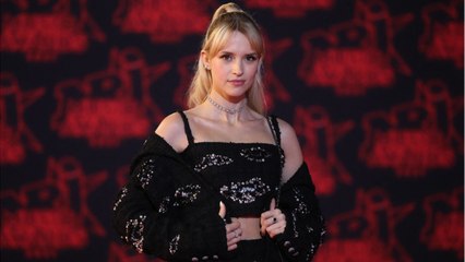 VOICI : Quotidien : Angèle très émue face à des images de sa grand-mère qu'elle découvre en direct