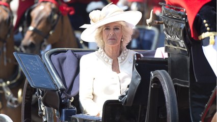 Скачать видео: VOICI : Camilla Parker Bowles : cette règle très précise qu'elle impose au prince Charles