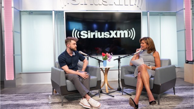 VOICI - 20 ans de la saga Harry Potter : Daniel Radcliffe balance sur sa relation « très étrange avec Robert Pattinson