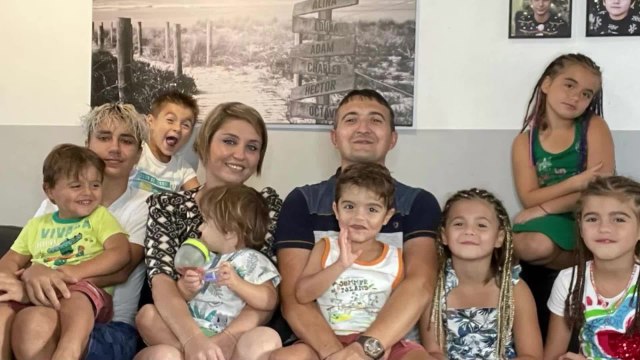 VOICI : PHOTO Familles nombreuses : Amandine Pellissard présente son frère, les internautes sont sous le charme