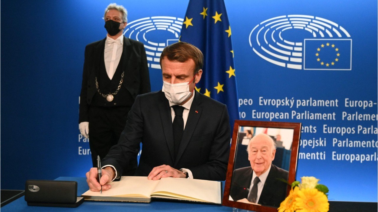 Voici - Emmanuel Macron fan d'un morceau d'Orelsan, les internautes se moquent ouvertemEmmanuel Macron fan d'un morceau d'Orelsan, les internautes se moquent ouvertement du président de la Républiqueent du président de la République