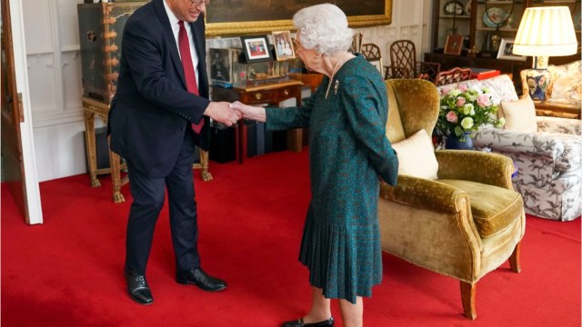 VOICI - Elisabeth II : ce qu'elle ne « supporte pas chez le prince William et Kate Middleton