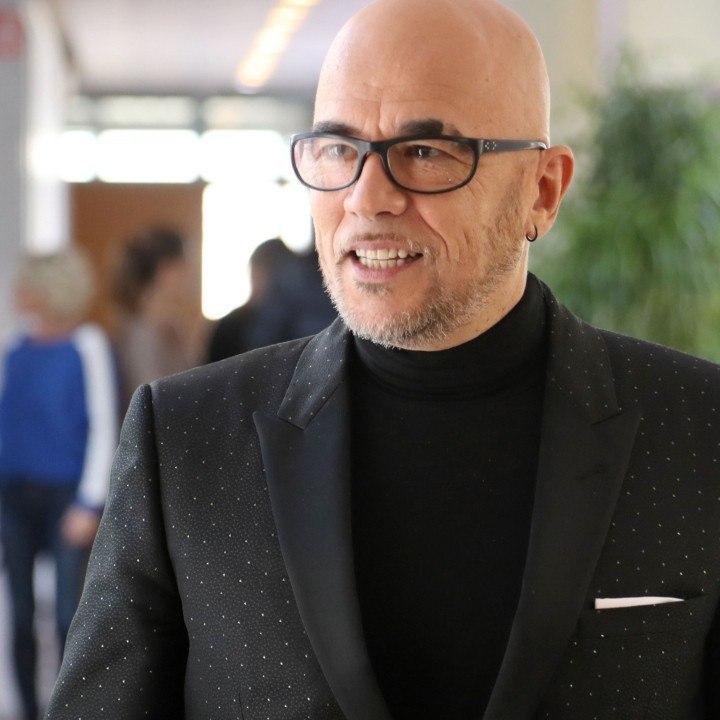 Voici -SOCIAL  Pascal Obispo hospitalisé : le chanteur a fait un malaise sur scène